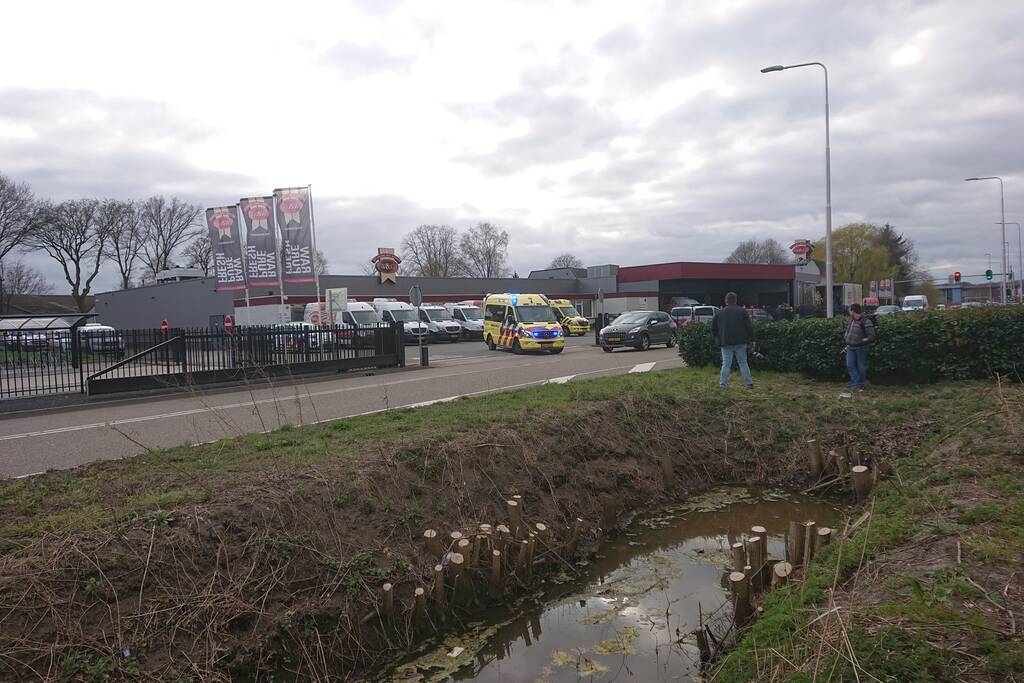 Traumahelikopter landt voor persoon in vrachtwagentrailer