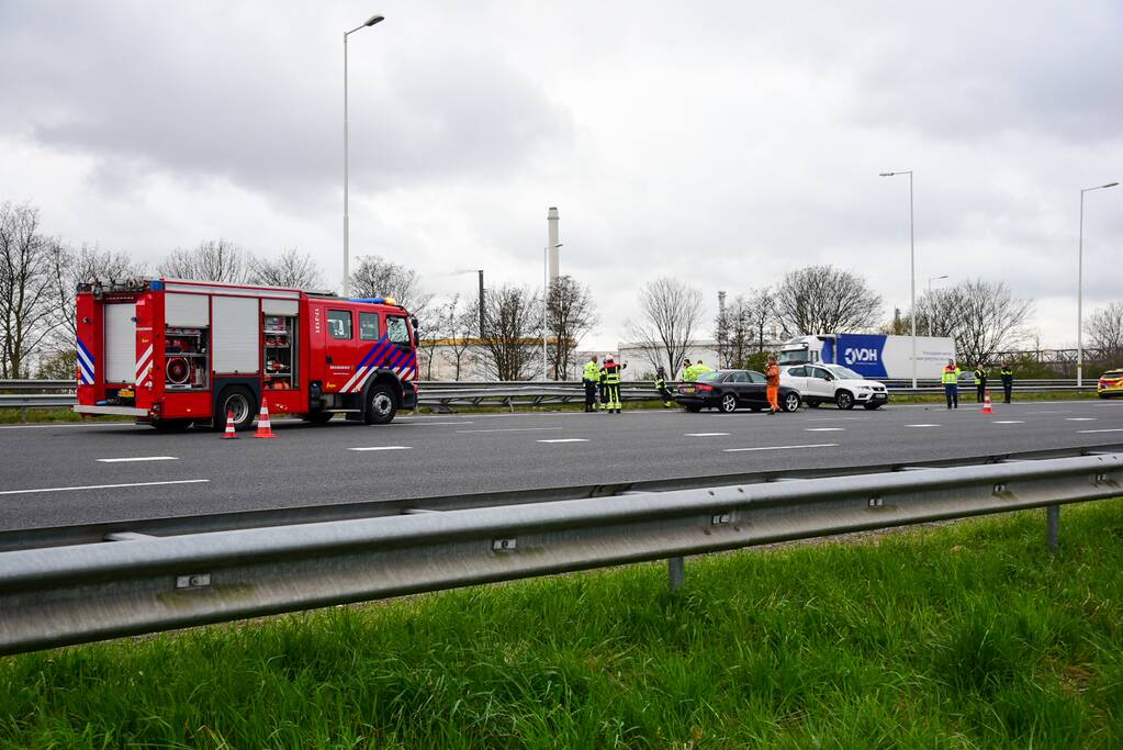 Persoon gewond bij botsing tussen personenauto en vrachtwagen