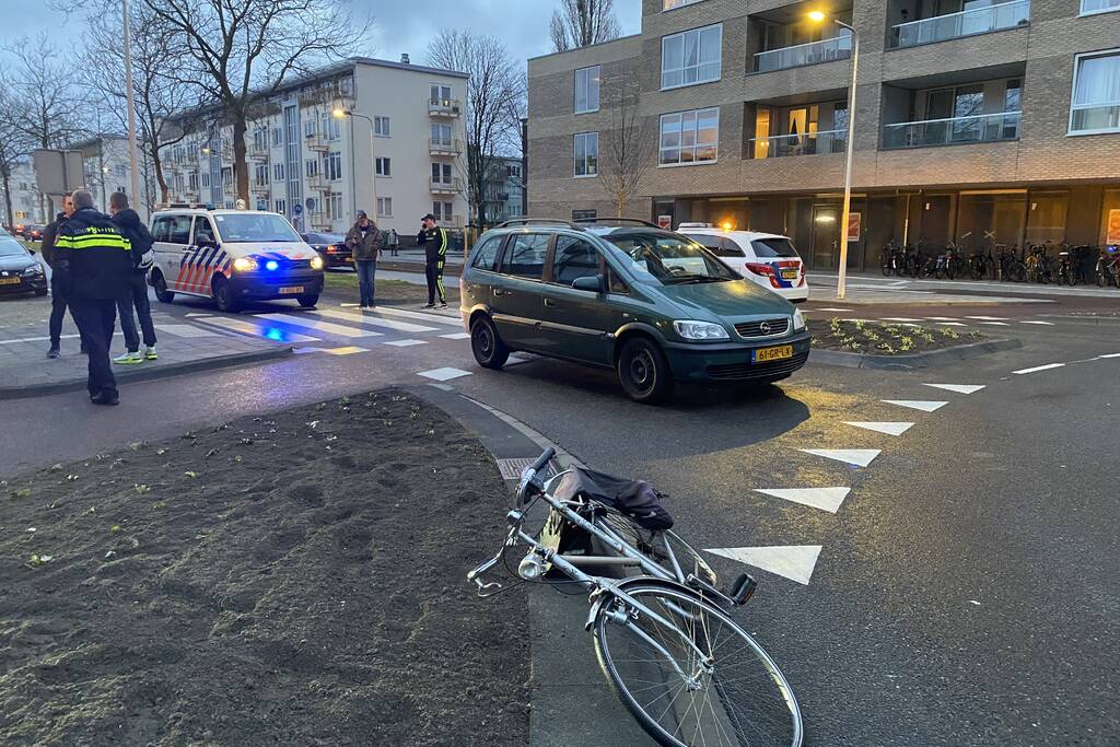 Man op leeftijd geschept door personenauto