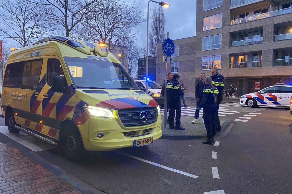 Man op leeftijd geschept door personenauto