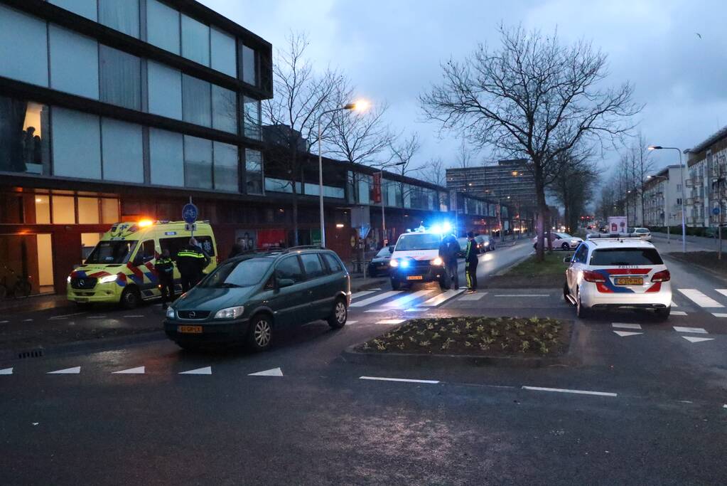 Man op leeftijd geschept door personenauto