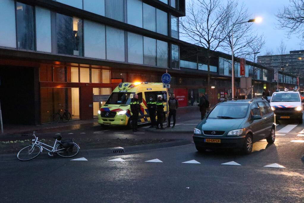 Man op leeftijd geschept door personenauto