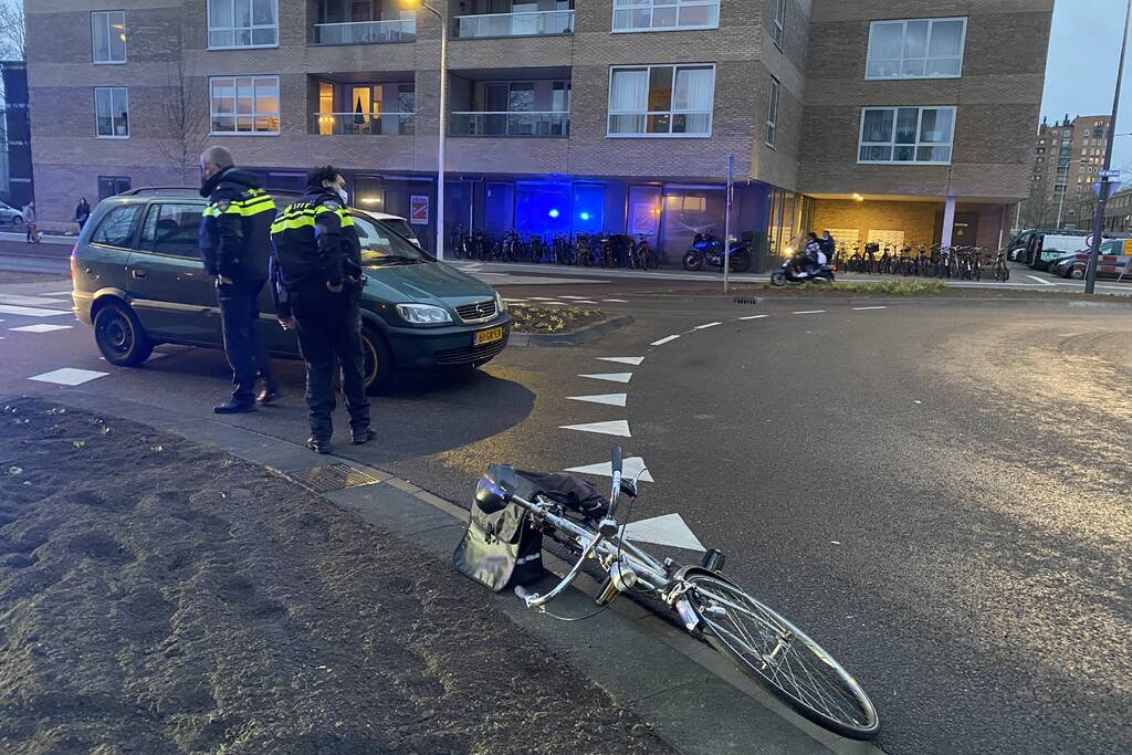 Man op leeftijd geschept door personenauto