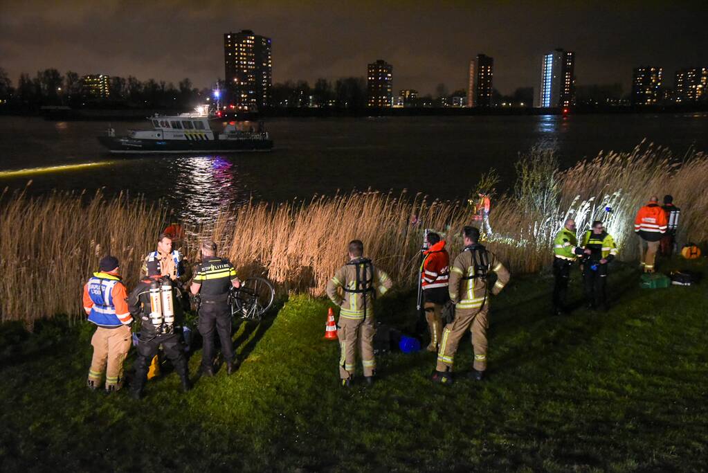 Grote zoekactie na gevonden fiets langs waterkant