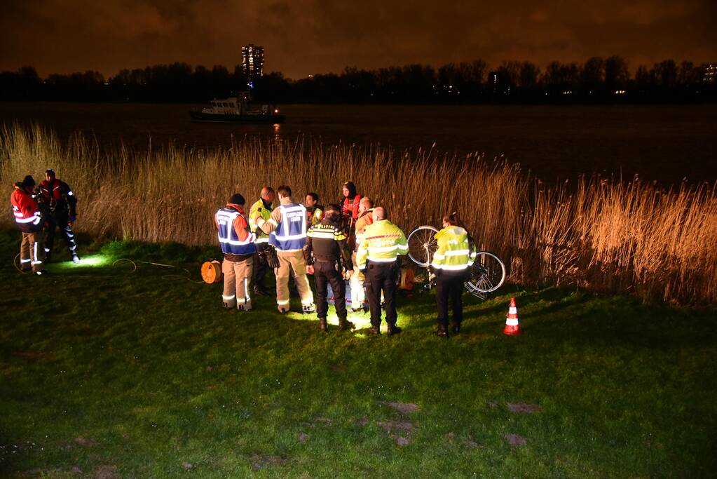 Grote zoekactie na gevonden fiets langs waterkant