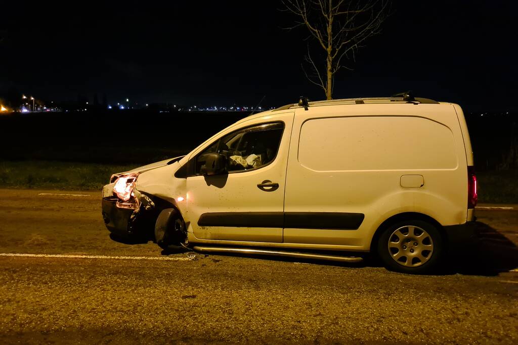 Twee bestelbussen botsen op elkaar