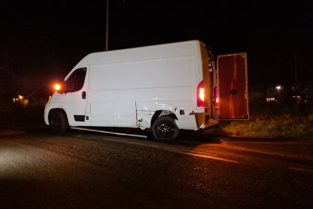 Twee bestelbussen botsen op elkaar