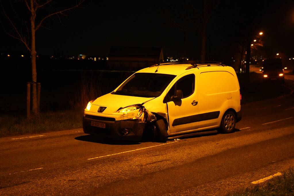 Twee bestelbussen botsen op elkaar