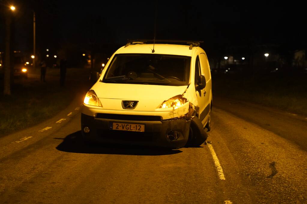 Twee bestelbussen botsen op elkaar