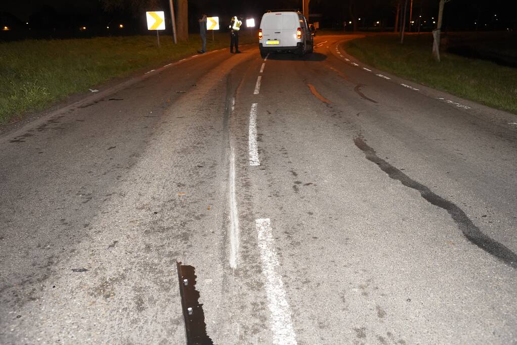 Twee bestelbussen botsen op elkaar