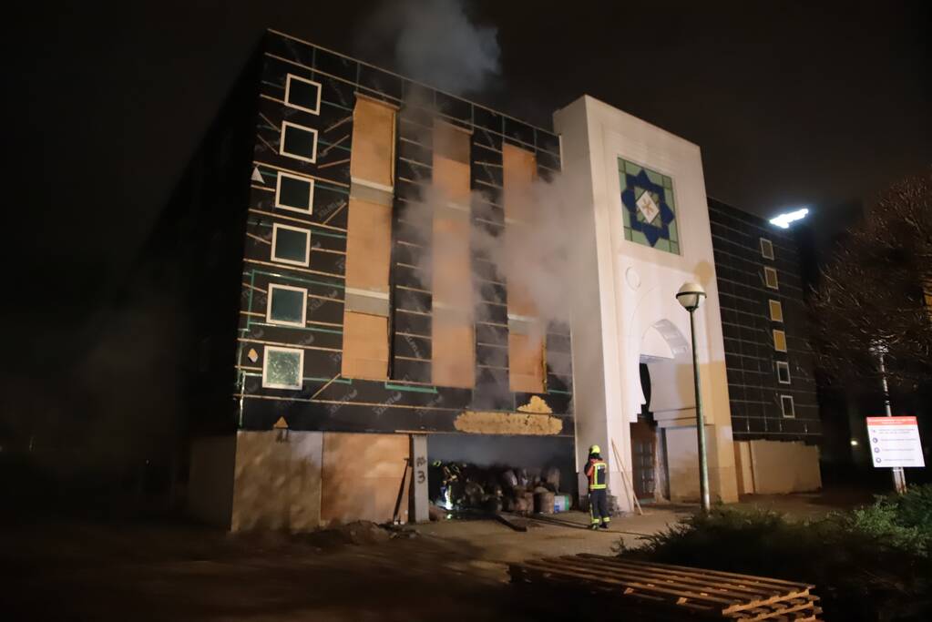 Flinke schade na brand bij moskee