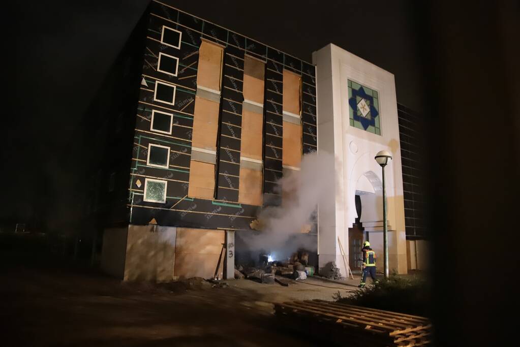 Flinke schade na brand bij moskee
