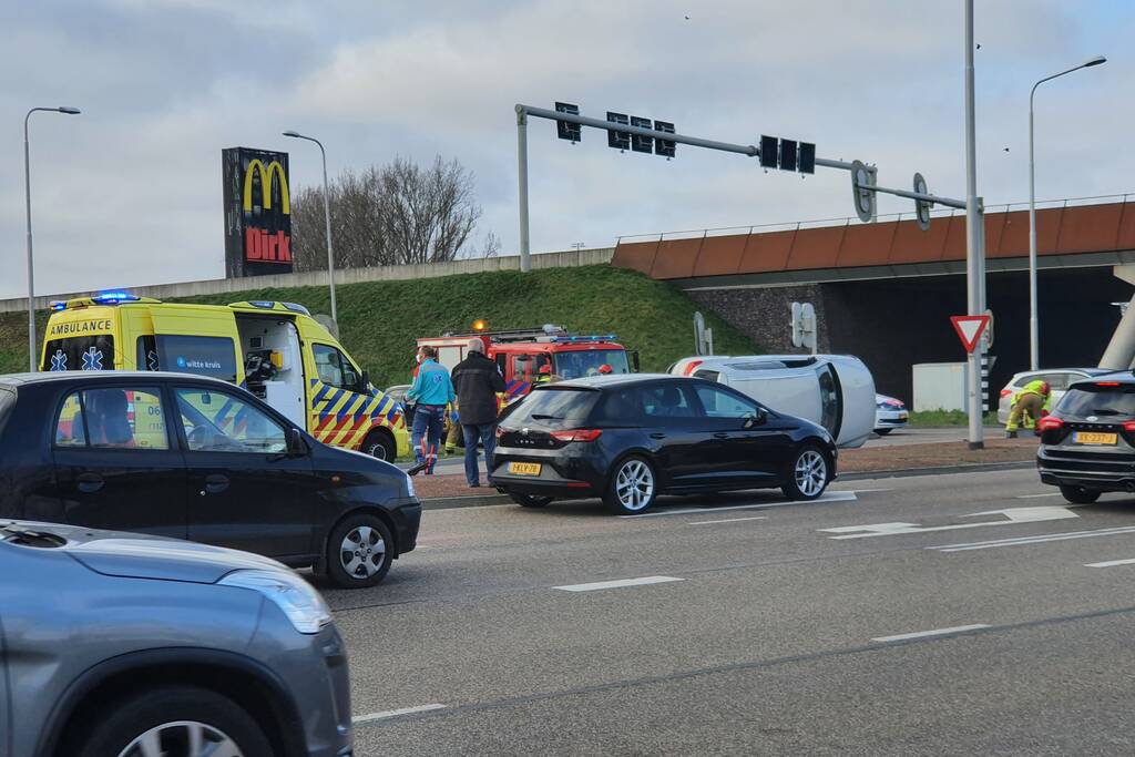 Auto op zijn kant bij verkeersongeval