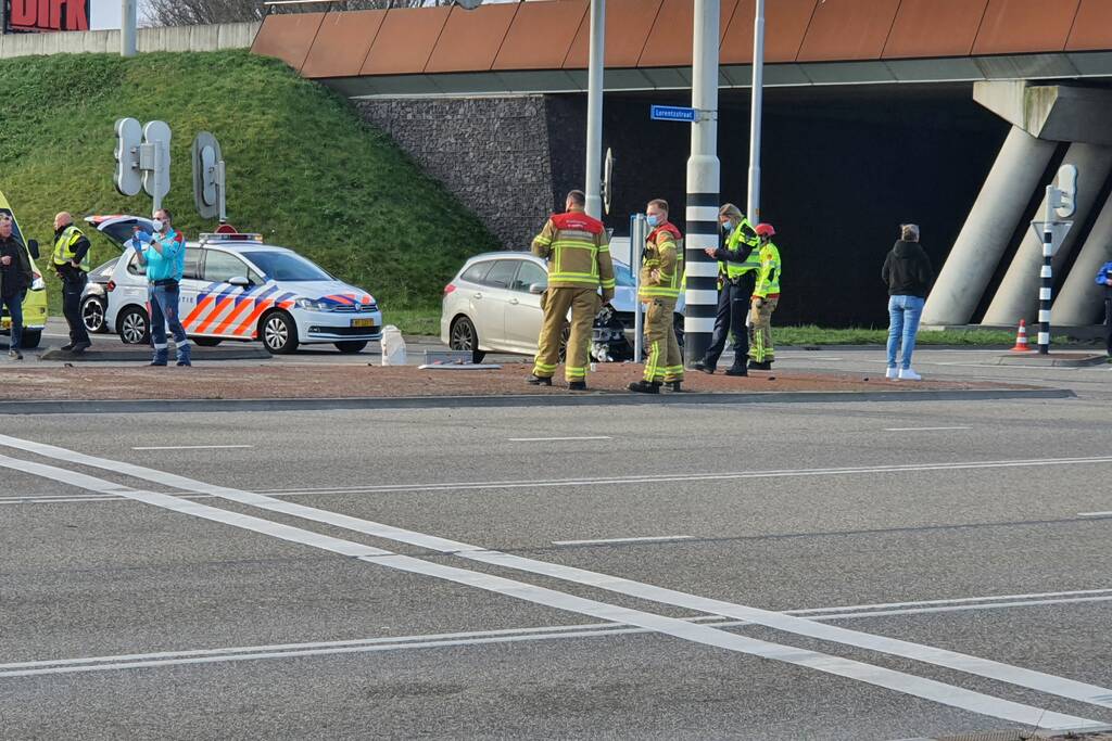 Auto op zijn kant bij verkeersongeval
