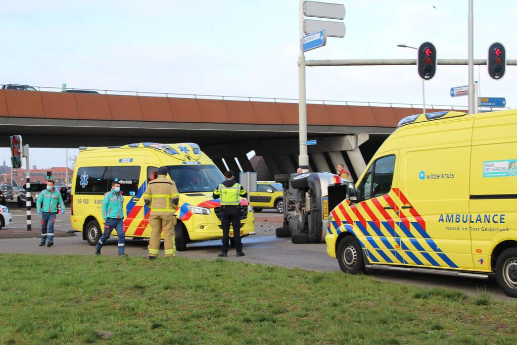 Auto op zijn kant bij verkeersongeval
