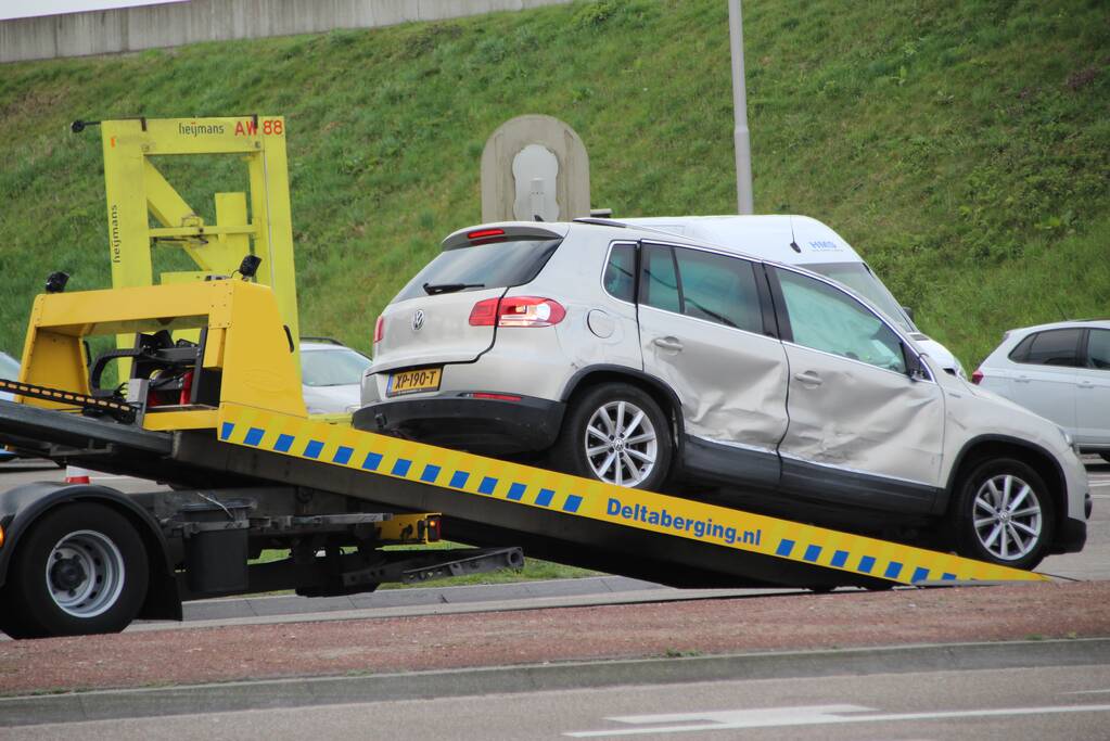 Auto op zijn kant bij verkeersongeval