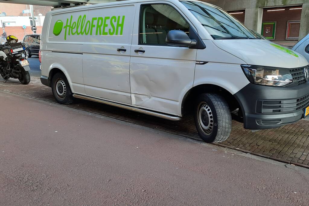Bestelbus en personenwagen botsen op elkaar