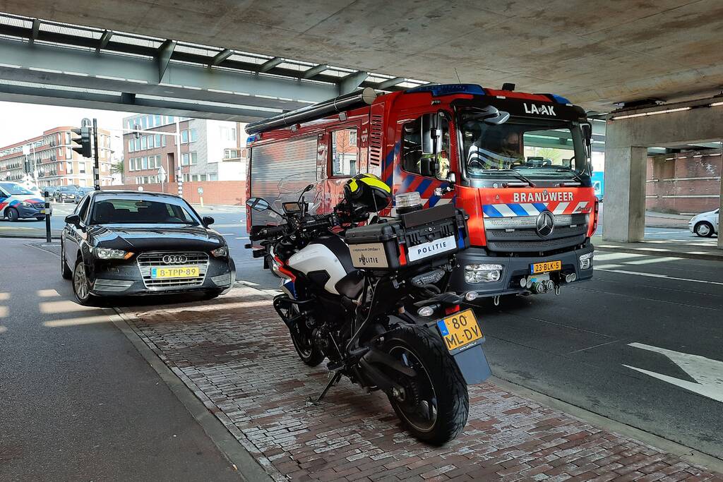 Bestelbus en personenwagen botsen op elkaar