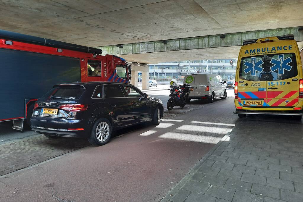 Bestelbus en personenwagen botsen op elkaar