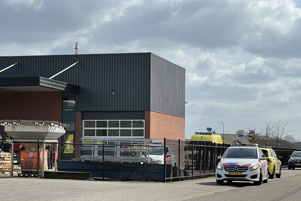 Man zwaargewond bij bedrijfs ongeval