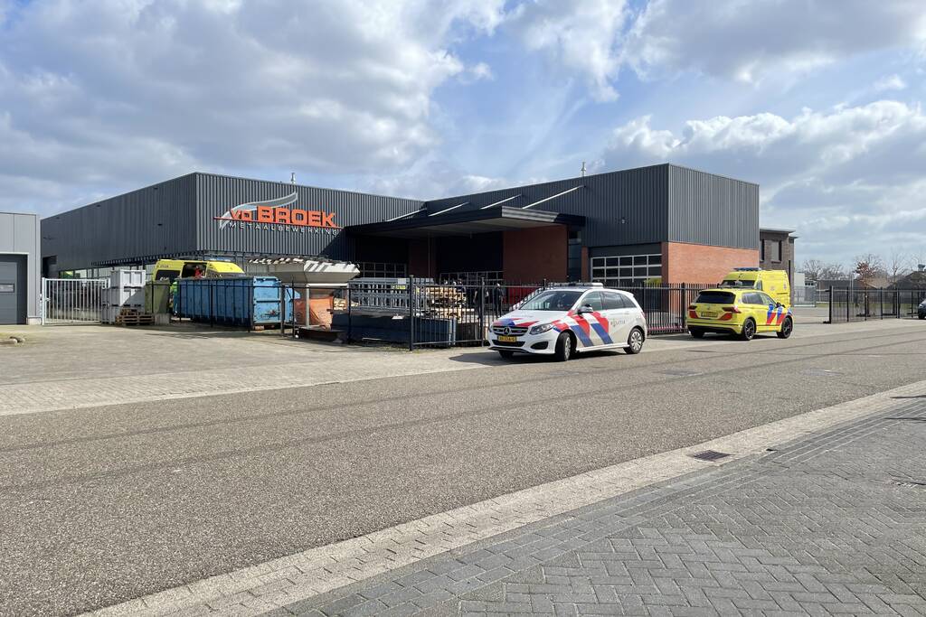 Man zwaargewond bij bedrijfs ongeval