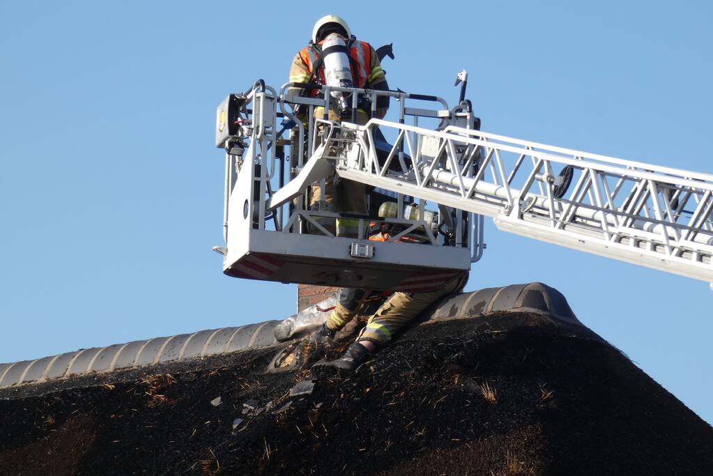 Schoorsteenbrand slaat over naar rietendak