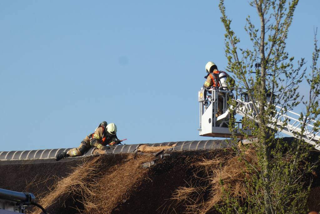 Schoorsteenbrand slaat over naar rietendak
