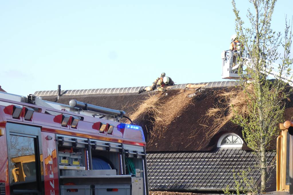 Schoorsteenbrand slaat over naar rietendak