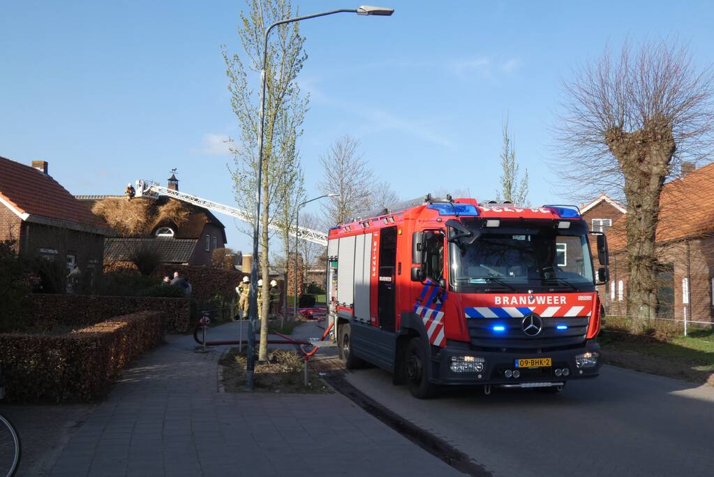 Schoorsteenbrand slaat over naar rietendak