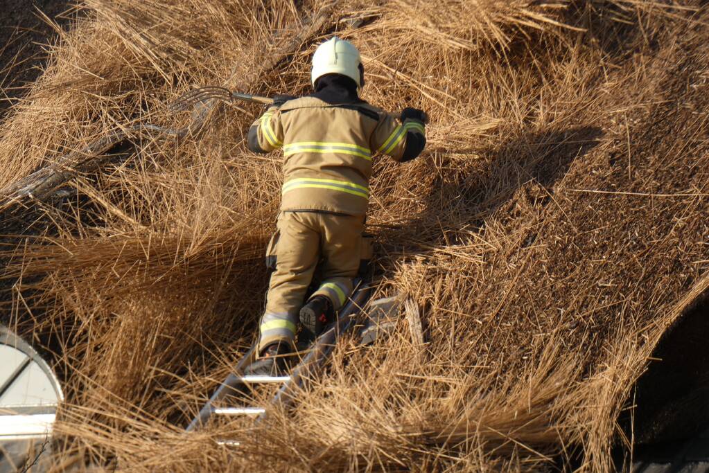 Schoorsteenbrand slaat over naar rietendak