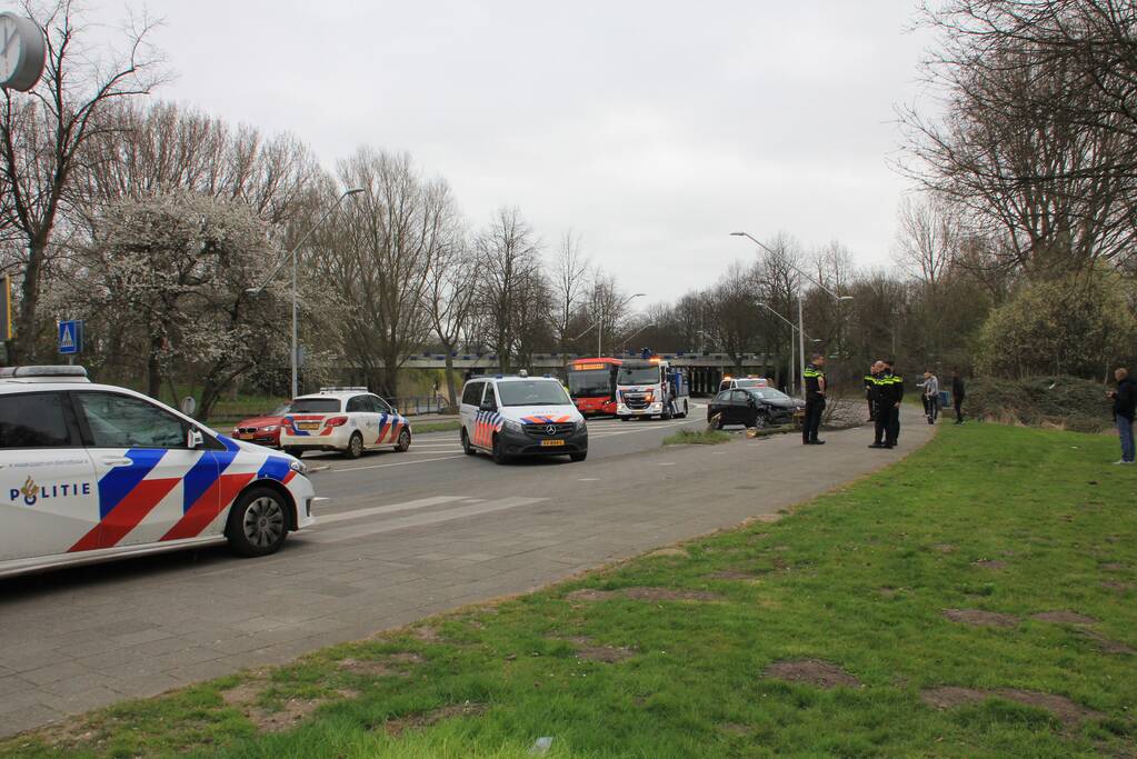 Auto botst tegen boom aan