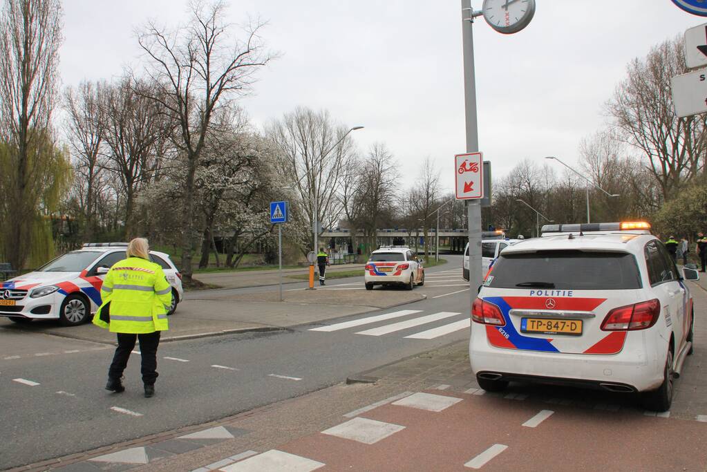 Auto botst tegen boom aan