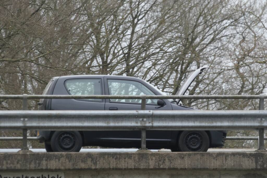 Auto valt stil na rook onder de motorkap