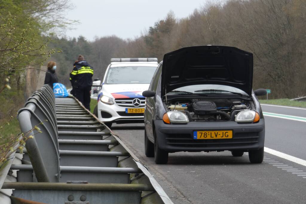 Auto valt stil na rook onder de motorkap