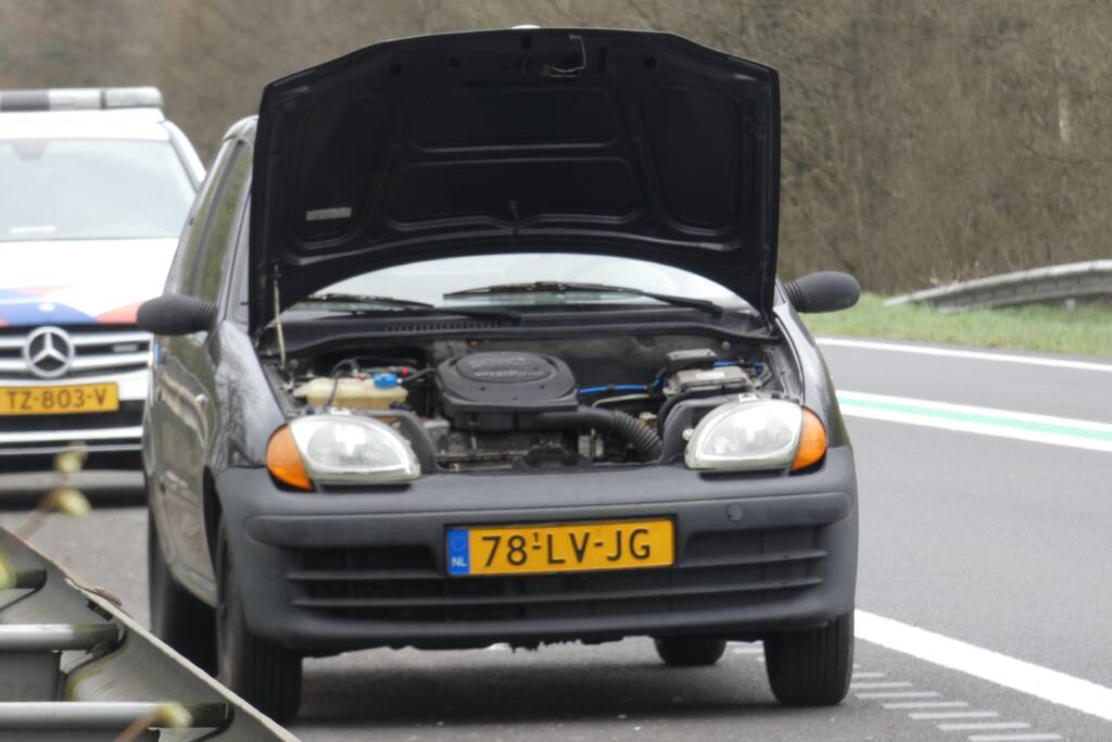 Auto valt stil na rook onder de motorkap
