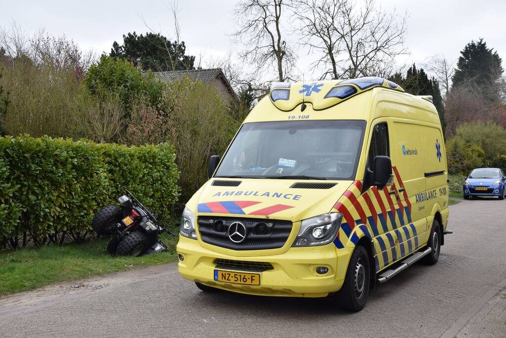 Quad belandt in greppel na ongeval