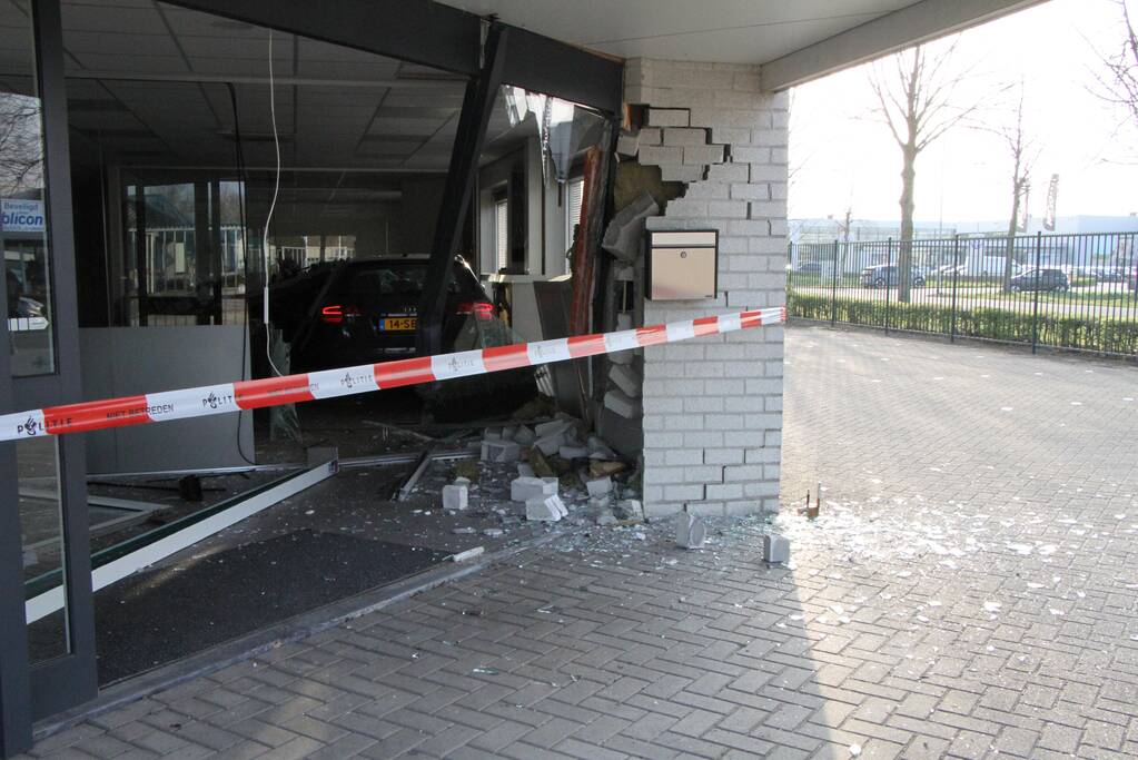 Auto rijdt bedrijfspand binnen