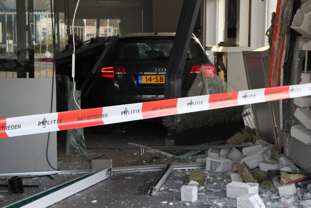 Auto rijdt bedrijfspand binnen