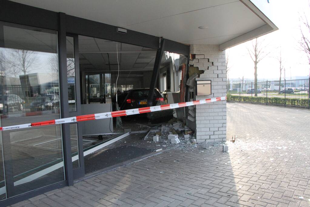 Auto rijdt bedrijfspand binnen