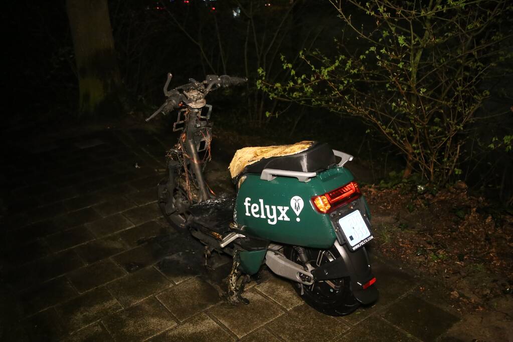 Scooter verwoest door brand