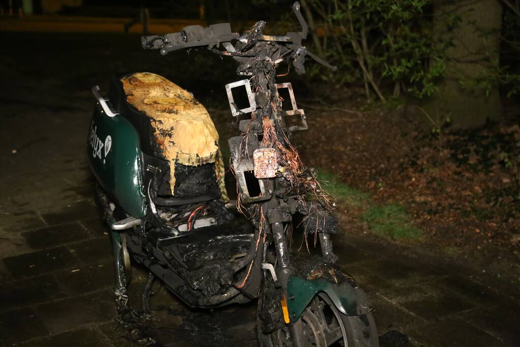 Scooter verwoest door brand