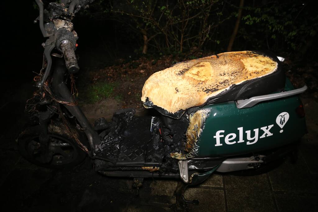 Scooter verwoest door brand