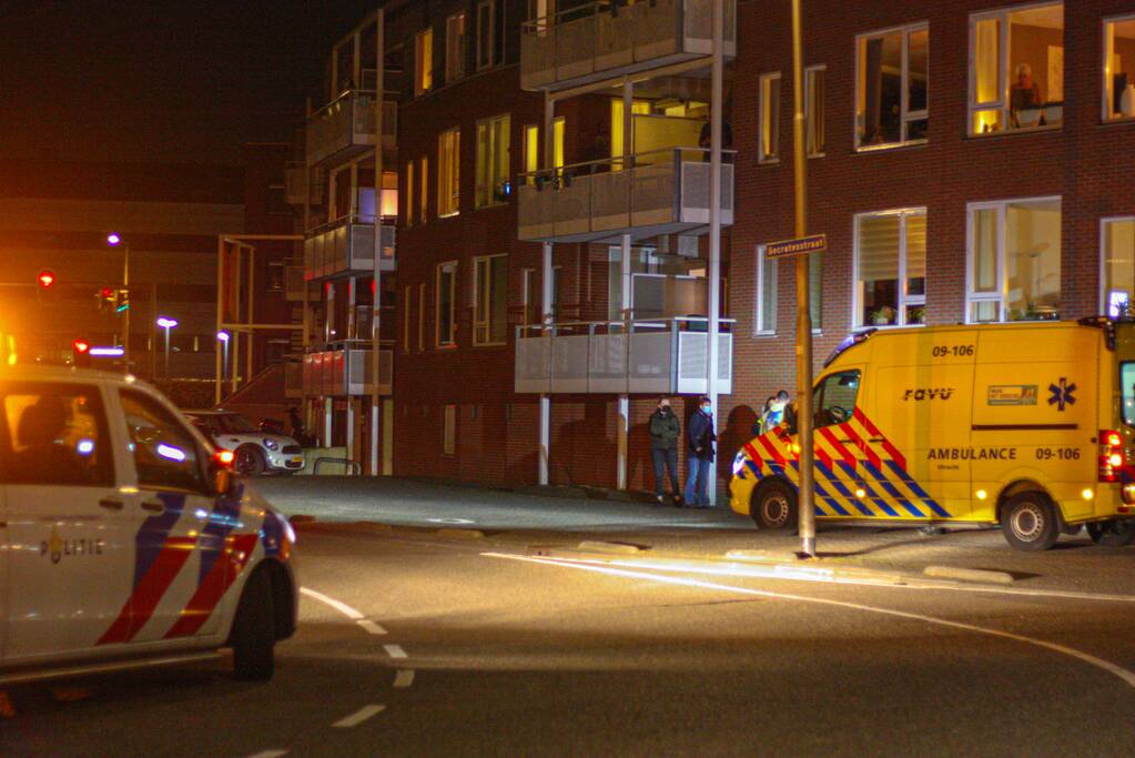 Auto vliegt uit de bocht en knalt tegen boom