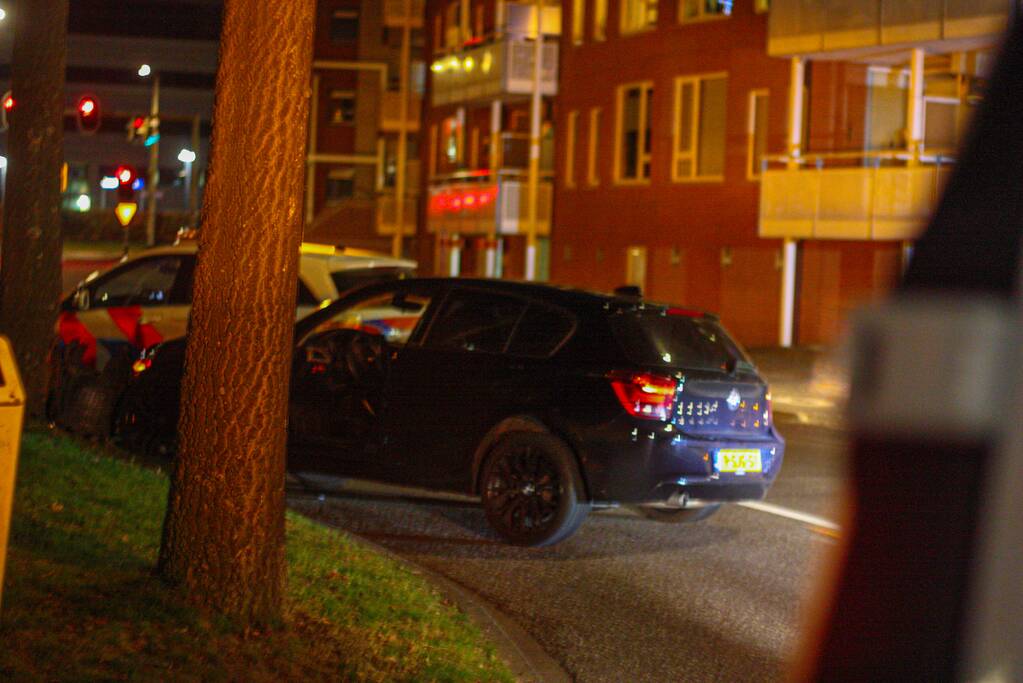 Auto vliegt uit de bocht en knalt tegen boom