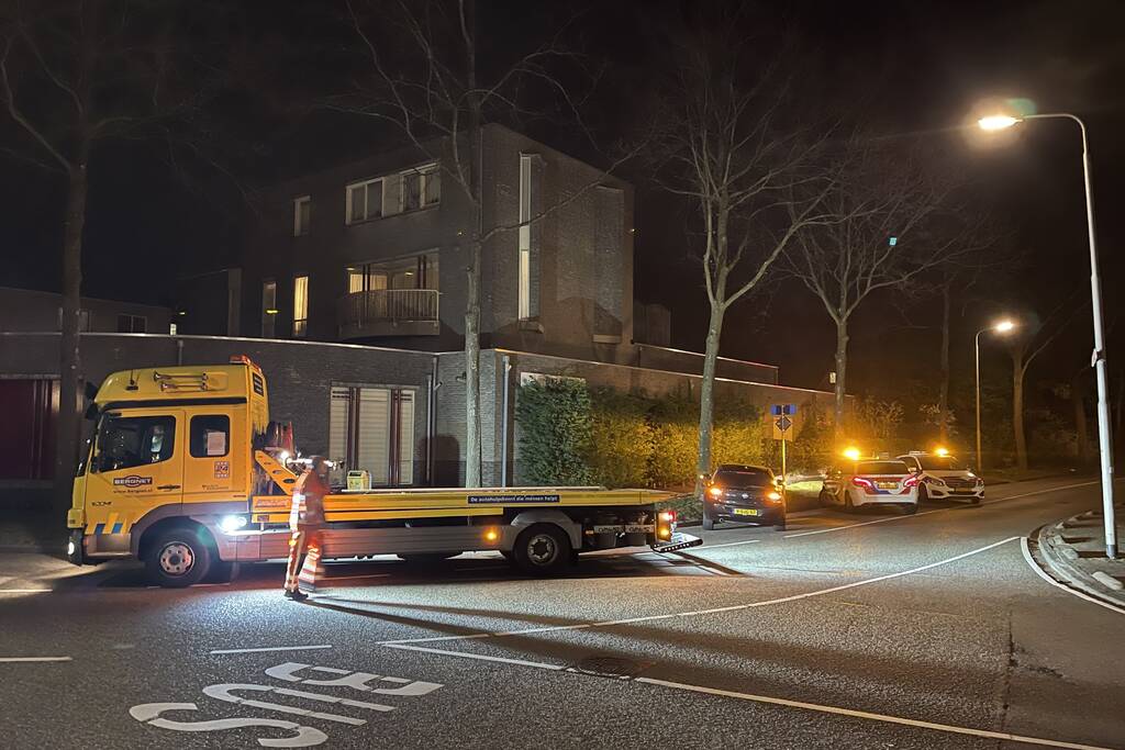 Auto vliegt uit de bocht en knalt tegen boom