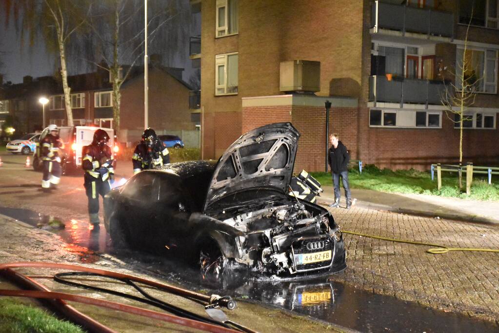 Auto verwoest door brand