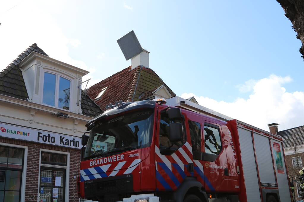 Schoorsteenplaat dreigt weg te waaien
