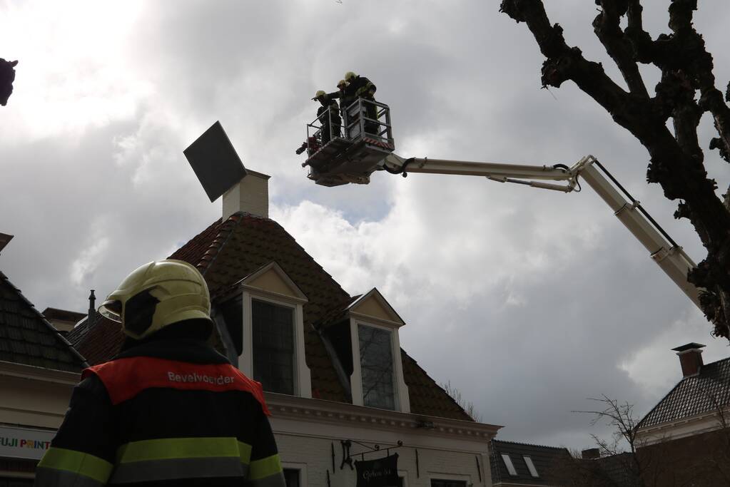 Schoorsteenplaat dreigt weg te waaien