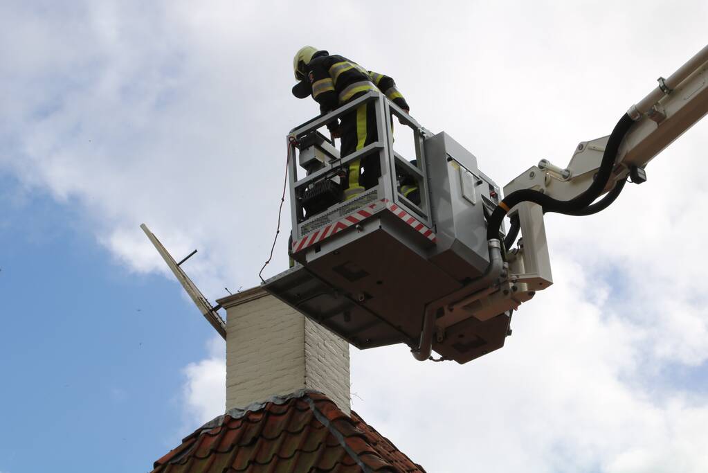 Schoorsteenplaat dreigt weg te waaien