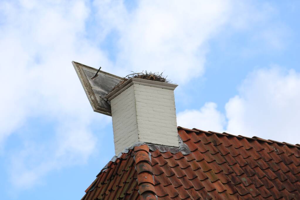 Schoorsteenplaat dreigt weg te waaien